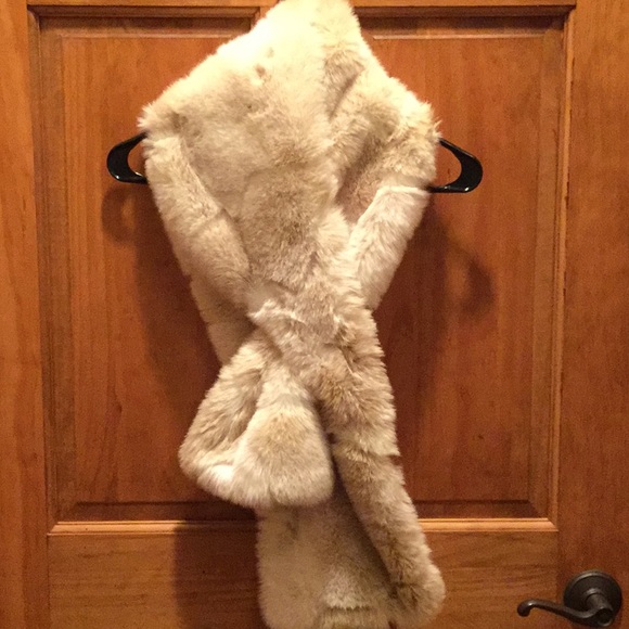 Beautiful fur look scarf by theLimited - Picture 1 of 5